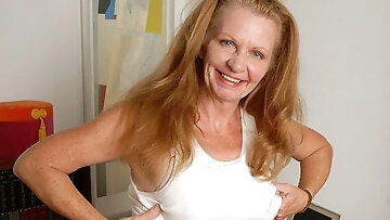 Kinky American Housewife Goes Wet - Mature.nl - Mature.nl video