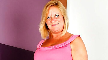 Hot British Housewife Loves Her Dildo - Mature.nl - Mature.nl video