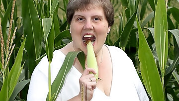 This Big Mama Loves To Play In A Cornfield - Mature.nl - Mature.nl video