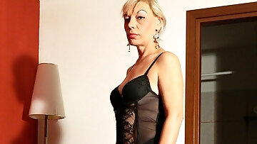 Blonde Housewife Playing With Two Toys - Mature.nl - Mature.nl video